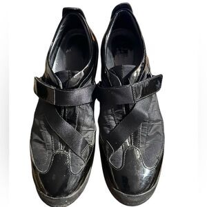 Cole Haan G Series size 8.5  Patent Leather Crisscross V-strap shoe/sneakers